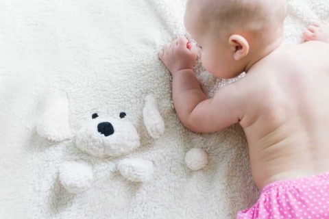 5 TIPS AGAR SI KECIL AMAN BERMAIN DI KARPET YANG BERSIH