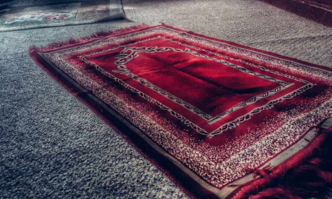 4 Jenis Sajadah Spesial untuk Menunjang Ibadah Sholat