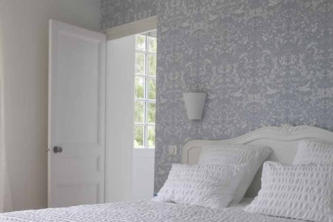 5 Penyebab Wallpaper Dinding Tidak Menempel Sempurna