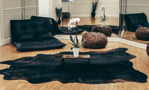 Pilihan Alas Duduk Selain Sofa Untuk Percantik Ruang Tamu