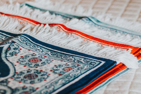 13 Jenis Pilihan Sajadah Untuk Temani Ibadah Sholat